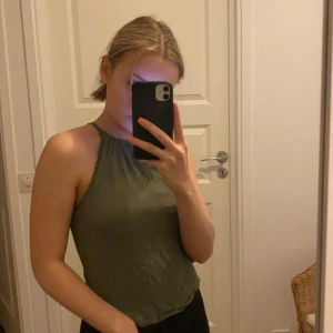 Gulligt mörkgrönt linne - Ett sjukt gulligt linne i en mörkgrön färg med fin spets uppe runt halsen💕💕 använd endast 1 gång☺️