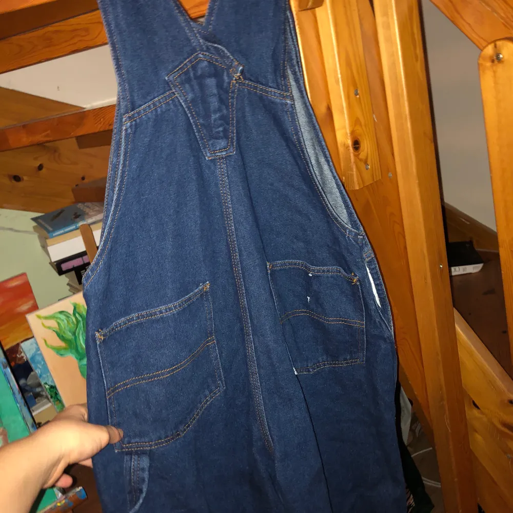 Mina älskade mörkblåa hängslebyxor i jeans, coola detaljer, mans-modell men funkar på en lite mindre 38:a skulle jag säga.. Jeans & Byxor.