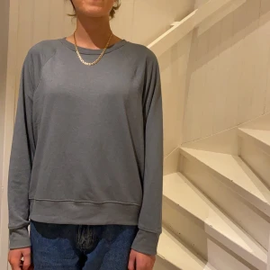 Sweatshirt från HM - Gröngrå sweatshirt från HM i storlek M. Knappt använd så i väldigt fint skick. Hon på bilden när vanligtvis S. 💜 Köparen står för frakten men jag kan också möta upp i närheten. 