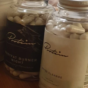 Kosttillskott - Säljer Night burner & detox kapslar. Den svarta burken är öppnad och endast tagit 3 kapslar. Frakt tillkommer! BÅDA FÖR 350:-