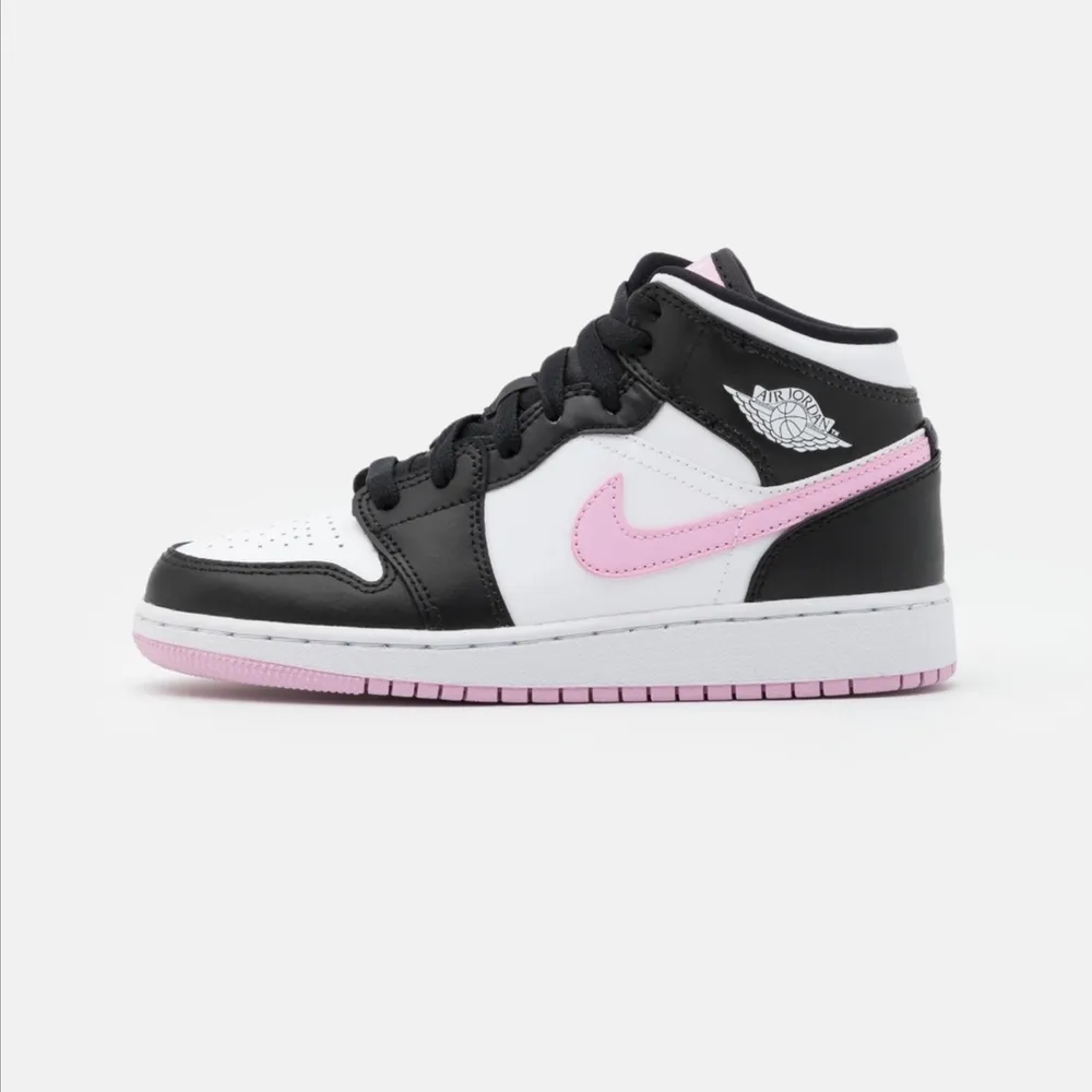 Jordan 1 mid gs finns i storlekarna 36 och 38.5. 1799kr inkl moms + frakt. Kvitto finns för samtliga par. Skor.