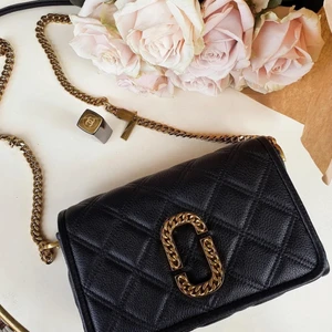 Väska Marc Jacobs - Jag säljer min Marc Jacobs väskan som inköpt på NK Göteborg. Knappt använt! Jättefint skick, som en ny väska. Moden heter Flap Crossbody 001 Black 5 799 kr på ny pris. Min pris: 4200kr inkl frakt