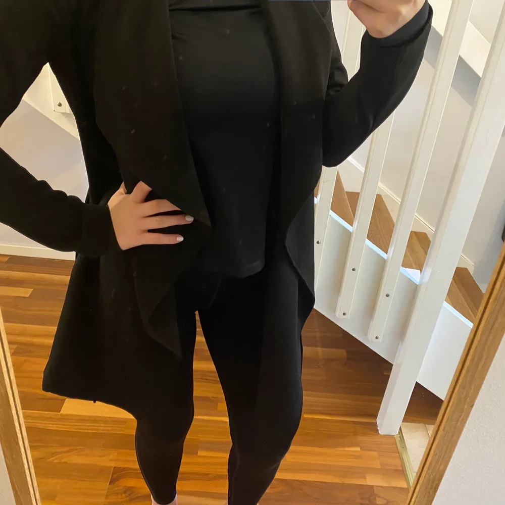 En svart trench coat från vero Moda! Den slutar precis under rumpan på mig som är 174 cm lång! Väldigt tunn och skön att ha på sommaren! Knappt använd, storlek M!💕. Jackor.