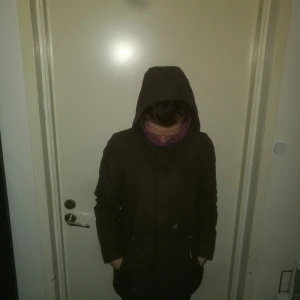 Edvine jacka - Jätte fin jacka från edvine inget att ha på sig när det är som kallast ute. Mycket skön figursydd. Begagnad men väl omhändertagen. Stl small. Mvh Sofia