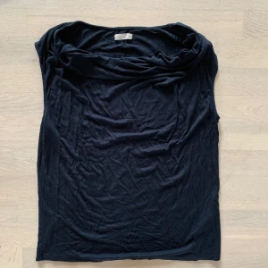 Marinblå top Sthlm - Strl M
