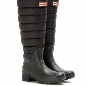 Vinterfodrade hunterstövlar - Säljer mina helt nya, aldrig använda, Hunterstövlar. De är helt fodrade inuti. Det är vanligt gummi utanpå på själva foten. Den del som är runt benen är mjuk, som en lätt dunjacka som går att dra åt högst upp med resår. 