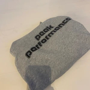 Peak performence Hoodie  - Säljer denna hoodien från peak performance då den är för liten. Köpt för 600 men trycket är lite slitet därav säljer ja den för endast 150