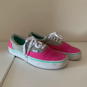 Vans  - Säljer dessa fina Vans-skorna i storlek 41 (8,5 US size). Skorna är använda men är fortfarande i bra skick. 💞 köparen står för frakten men jag möter även upp i Lund💞 
