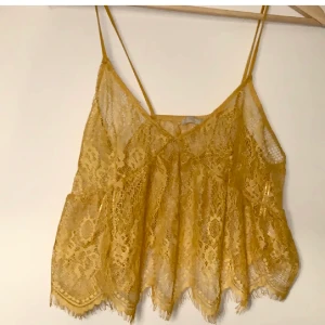 Söt spetstopp senapsgul! - Super-SÖT spetstopp från Zara med tunna band i senapsgulfärg. Passar perfekt att ha över en ex T-shirt eller bara ha den som den är🧚‍♀️ Oklar storlek med passar S/M till och med XS med T-shirt under. Priset är exklusive frakt, köparen betalar frakten😎