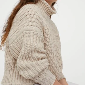 STICKAD POLO LJUSBEIGE - Stickad polotröja från H&M. Storlek M. Slutsåld. Omtyckt modell! Fint skick. Inte nopprig eller lös maska! Köpare står för frakt 