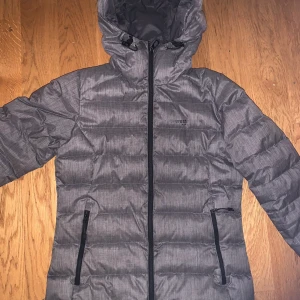 Grå everest jacka  - Super snygg Everest jacka. jätte fint skick. Använde den kort. Säljer den bara för att jag inte tycker den passar mig längre. Den e storlek 36 men passar större och mindre. Den passar även till  nästan alla längder. Den är ganska figur formad när den är på.  200 inkl frakt, kan även mötas upp i Stockholm 