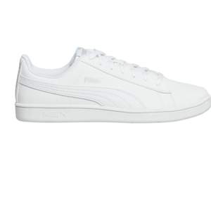 Säljer nu mina fina puma vita sneakers. Endast använda 2-3 gånger så i nyskick. Köpta för 600kr. 