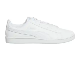 Säljer nu mina fina puma vita sneakers. Endast använda 2-3 gånger så i nyskick. Köpta för 600kr. 