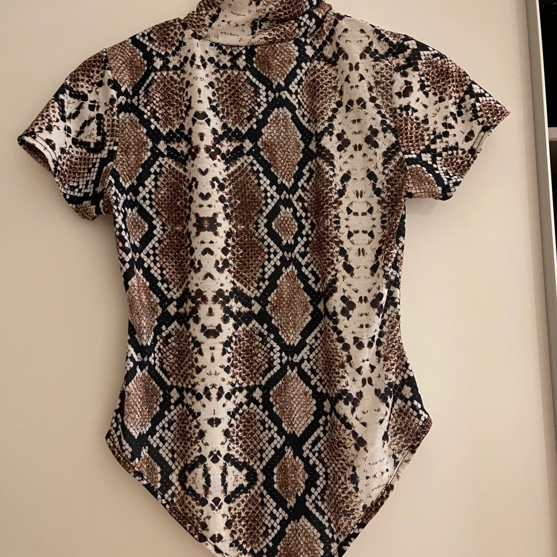 Kortärmad streshig body med en liten polokrage