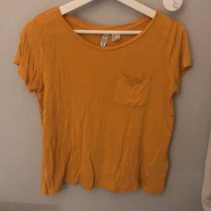 Gul t-shirt - T-shiet från h&m