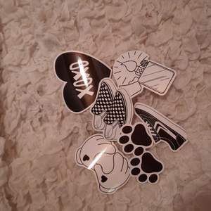 Vinyl stickers som lätt går att flytta på. 1 för 6kr, 3 för 15, 5 för 24. Köparen står för frakt på 11kr