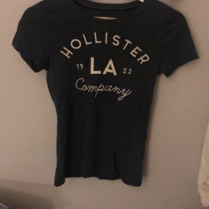 Hollister tröja - T-shirt från hollister i marin blå 