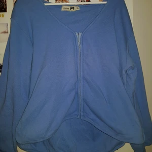 THRIFTED CROPPED CARDIGAN - Säljer denna trendiga cropped kofta, köpt från en Secondhandbutik, aldrig använt *bara testat* är i mycket bra skick!! Är i strl XL och startpris är 150kr+frakt, om populär buda i kommentarerna!! Hör av er om eventuella frågor och svar💙💙💙