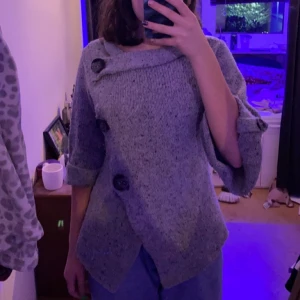 Stickad tröja  - Jätteskön stickad kofta från ginatricot som går att ha både öppen och stängd. Den är använd men inte sliten. Köparen står för frakt💕