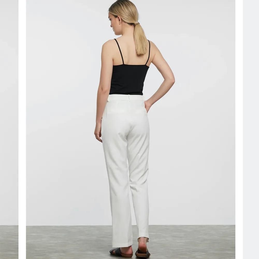 Säljer dessa vita kostymbyxor som inte kommer till användning, använda 1 gång. Nypris 399kr, pris inklusive frakt! ❤️ . Jeans & Byxor.