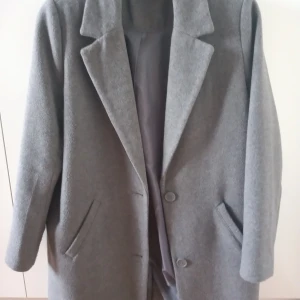 Jacka  - Säljer denna jackan har bara haft på den 2 gånger, säljs för 200 kr. Storlek M finns fickor. Hämtas eller skickas om skickas ingår frakt inte inom kostnaden! 