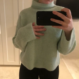 Grön stickad tröja - Populär stickad tröja från Gina tricot, använd ett fåtal gånger, som nyskick!