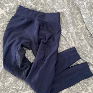 Ridbyxor  - Lila/blå Ridbyxor med bra grepp! Sitter åt i midjan! Strl 158/164 men passar xs/xxs 