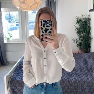 Vit blus - Säljer en vit blus från Jacqueline de Yong🤍 superfin men kommer tyvärr inte till användning, fint skick! Köpare står för frakt🥰