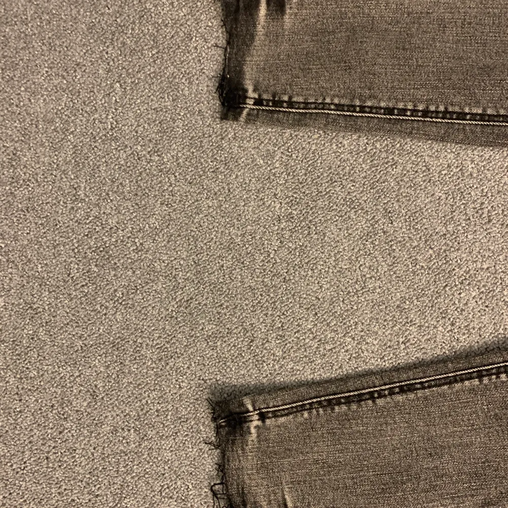 Jättefina gråa byxor som passar till allt. I väldigt bra skick då de inte har kommit till användning så många gånger. Väldigt fin passform. . Jeans & Byxor.