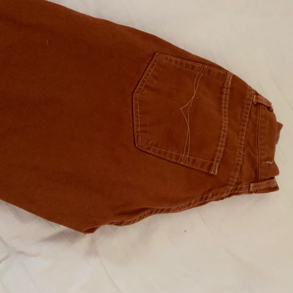 Säljer världens snyggaste byxor i storlek 32/XS🤤 Kan tyvärr inte ha dom då dom är alldeles för små så säljer dom💞 dom är i en cool brun/orange färg och formar sig så snyggt på kroppen! Dom är högmidjade💓 Dom har något raka ben och är väldigt trendiga just nu🥰 kan skickas om köparen betalar frakten på 66kr💞. Jeans & Byxor.