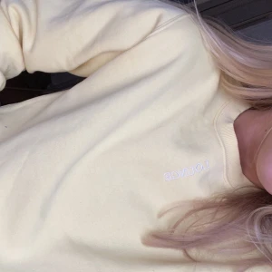 Mysig tröja från Lounge - Säljer en mysig tröja från underklädesmärket lounge🤩 Tröjan är gul och har en vit logga vid halsen! Har vanligtvis S o passar mig med en liten oversized fit