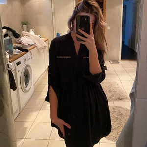 Zara klänning - En svart oanvänd Zara klänning i xs. Så snygg! 