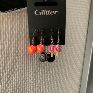 3 par örhängen  - Oanvända. Från glitter