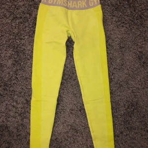 Gymshark tights - Säljer mina gula tights från gymshark. Fint skick och inte mycket använda! Bud från 100kr + frakt på 44kr som betalas av köparen☺️