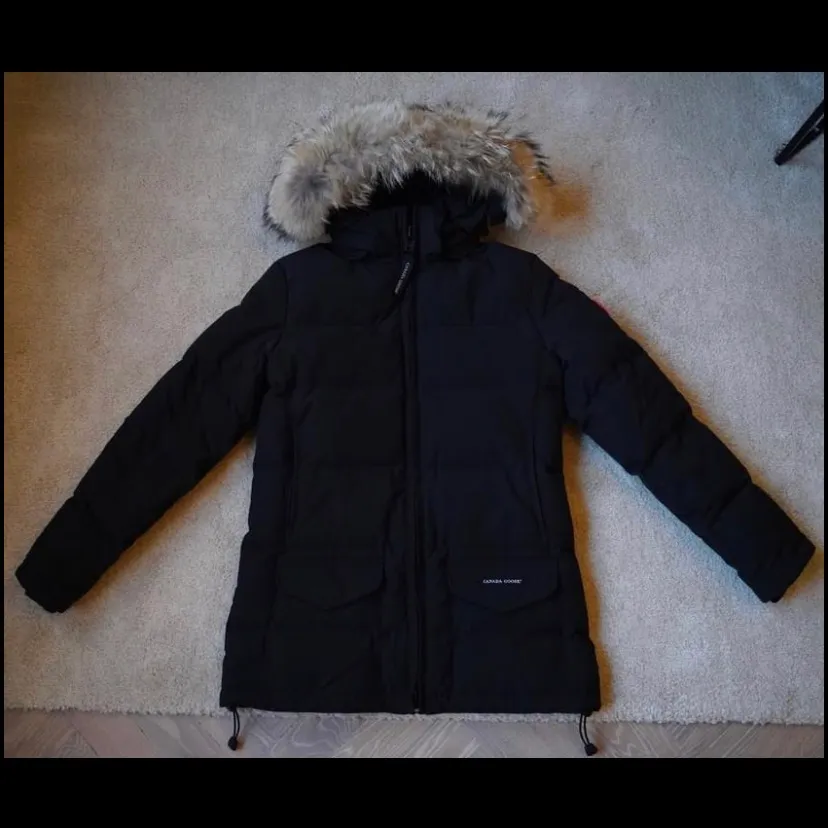 Svart Canada Goose jacka i stl xs. Väldigt bra skick. Nypris 7899kr. Använd under tre vintrar. . Jackor.