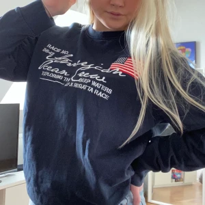 Sweatshirt  - Marinblå fin sweatshirt. I bra skick. Mysig. Det är ingen fläck på den utan bara ljuset när jag fota så skicka gärna om ni vill ha fler bilder på den. Vintage 🥰❤️✨