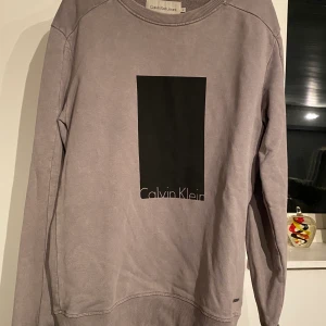Calvin Klein Jeans sweatshirt  - skick: 9/10. Nypris 1200kr