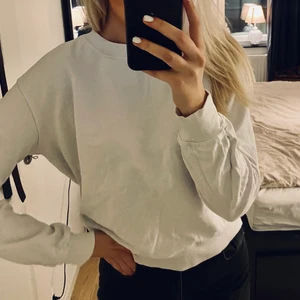 Collegetröja - Basic vit collegetröja från Nakd, storlek L men mer som en S skulle jag säga 💓 
