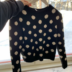 Snygg stickad den &otherstories - Säljer en stickad tröja från &otherstories. Super fin i materialet och passar till allt 