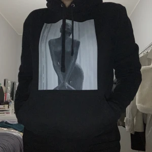 The cool elephant hoodie - Svart hoodie från The Cool Elephant. Lägger upp annonsen igen pga oseriösa köpare. Säljes då den inte kommer till användning längre. Nypris är ca 650kr om jag minns rätt. Plagget är i bra skick. Jag bär normalt storlek S eller 36 som referens. Köparen står för frakten, kan även mötas upp i Stockholm/ Sundbyberg. Om många är intresserade blir det budgivning, bud är bindande så buda bara om du kan och vill köpa tröjan💕