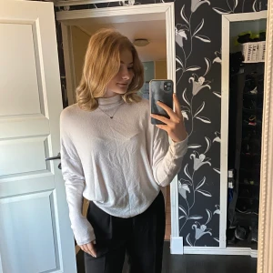 En mysig tröja från Cubus i storlek S  - Har aldrig används förutom när jag har provat den. Mysigt material med en lite diskret krage. Lite stor i storleken 