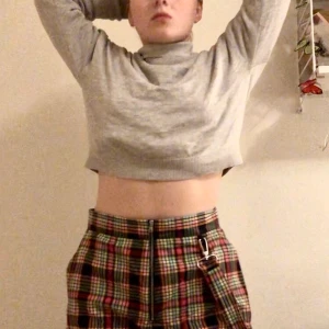 Grå stickad tröja  - Säljer denna gråa croppade stickade tröjan. Helt oanvänd i storlek xs men passar även större storlekar!