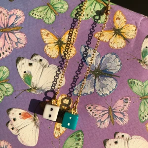 Örhängen tärningar  - Minitärningar örhängen! 💖 19kr 💖Allt kan göras i guld/silver efter önskemål, även längd på kedjor 💖flera färger är tillgängliga se fler bilder! 💖Dubbelkedjade / enkedjade / inte kedjade! skriv i dm så löser jag säkerligen det😊💖