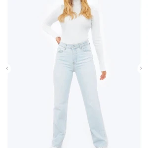 Jeans från Chiquelle  - Säljer dessa acid washed jeans då jag inte får användning för de. Använda fåtal gånger. De är långa på mig som är 162, de är även långa på modellen och hon är 175 cm lång. Storlek 36, skriv för fler bilder. Bud startar från 250kr. Köparen står för frakt.💓