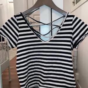 Topp från monki - Fin topp, använd ett fåtal gånger. I bra skick. 