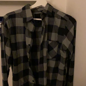 Rutig flanellskjorta - Grå-rutig flanellskjorta från lager 157. Säljer den för att jag inte använder den alltså är den i väldigt bra skick. Använd Max 3 gånger. Strlk S. Köparen står för frakten! 