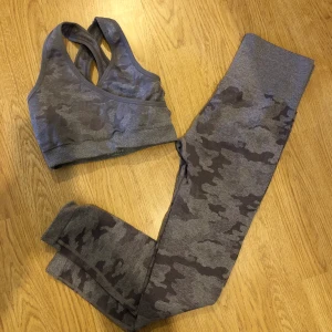 Träningsset - Träningsset med träningstights och sport-bh, tightsen har blivit liiite noppriga på rumpan. Storlek S