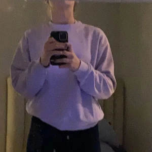 Lila sweatshirt  - Lila sweatshirt ifrån monki, helt oanvänd! Bud just nu : 170