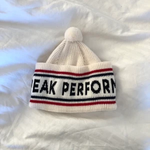 Peak Performance mössa - Mössa från Peak Performance i nyskick 🤍 Nypris var 595 kr, mitt pris inkl. spårbar frakt är 201 kr! 📦 Andra bilden är från Pinterest. 