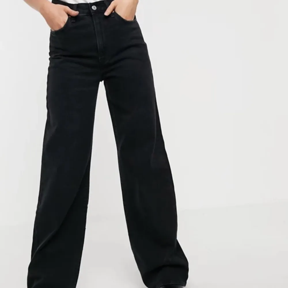 Svarta ribcage wideleg jeans i svart. . Jeans & Byxor.